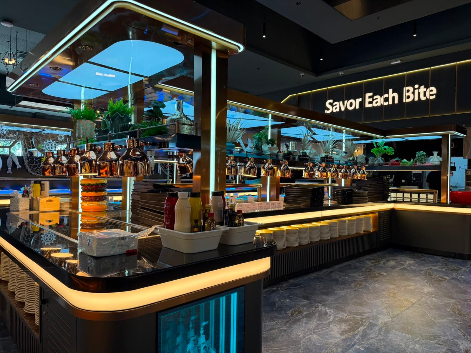 Balcão de bar com iluminação azul no Go Chef Cacém