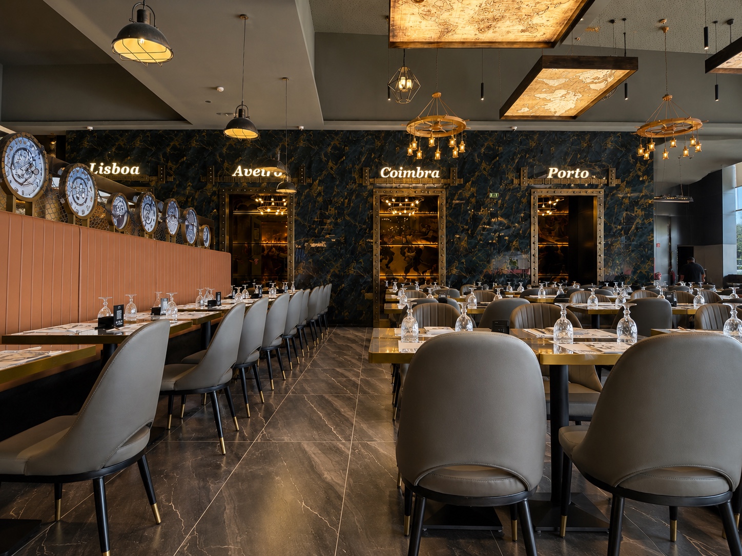 Sala principal do Go Chef Cacém com mesas preparadas e iluminação decorativa