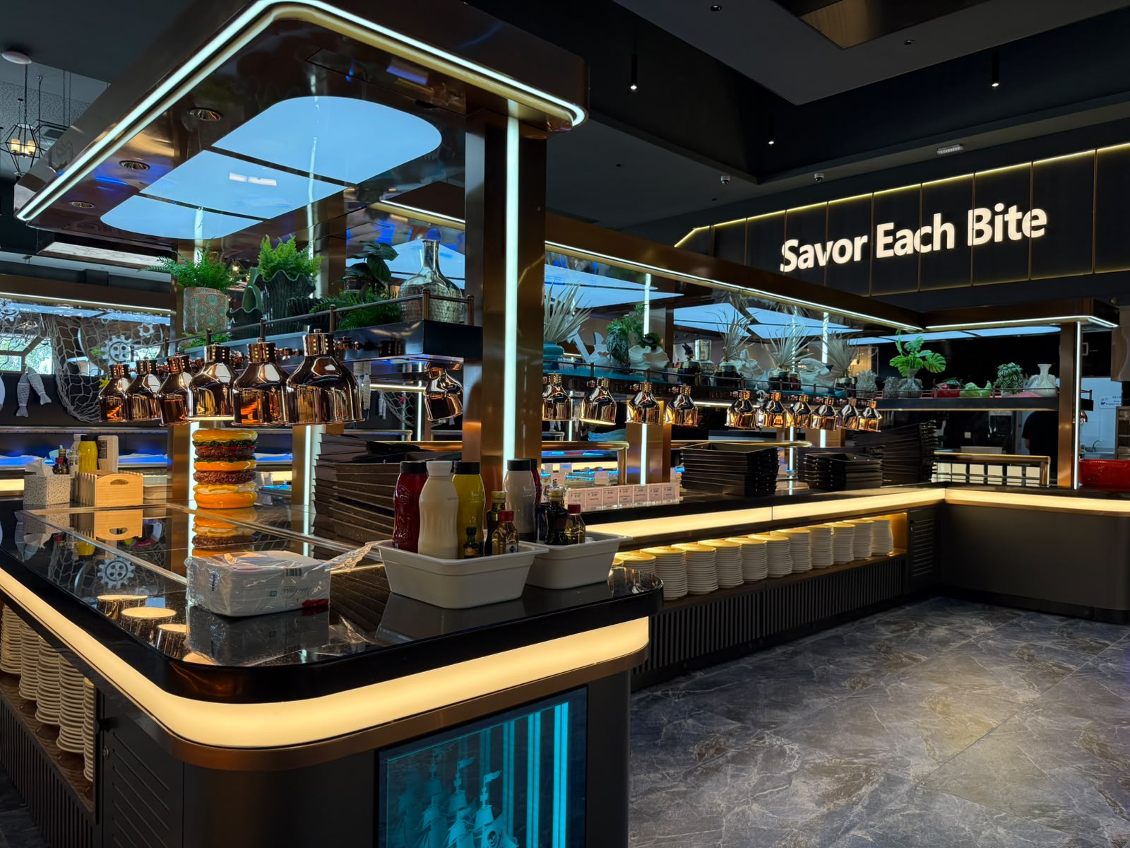 Balcão de bar com iluminação azul no Go Chef Cacém