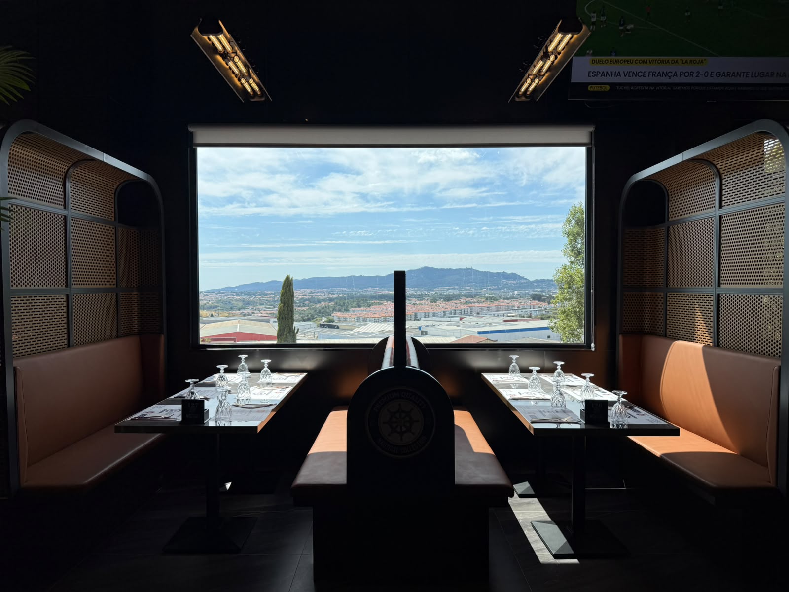 Mesa junto a grande janela com vista exterior